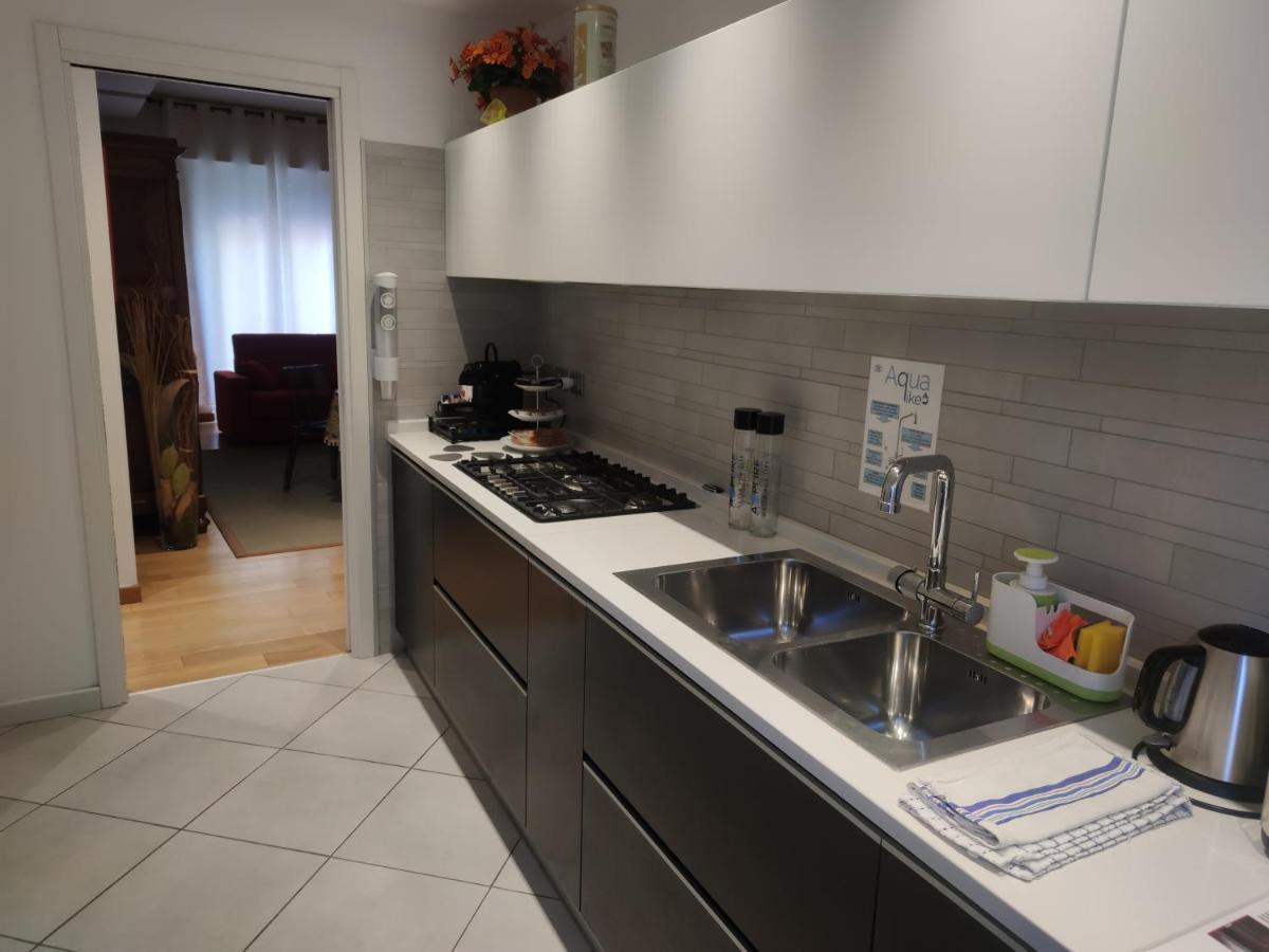 Appartamento Emmerosa, Centro Citta, Parcheggio เวโรนา ภายนอก รูปภาพ
