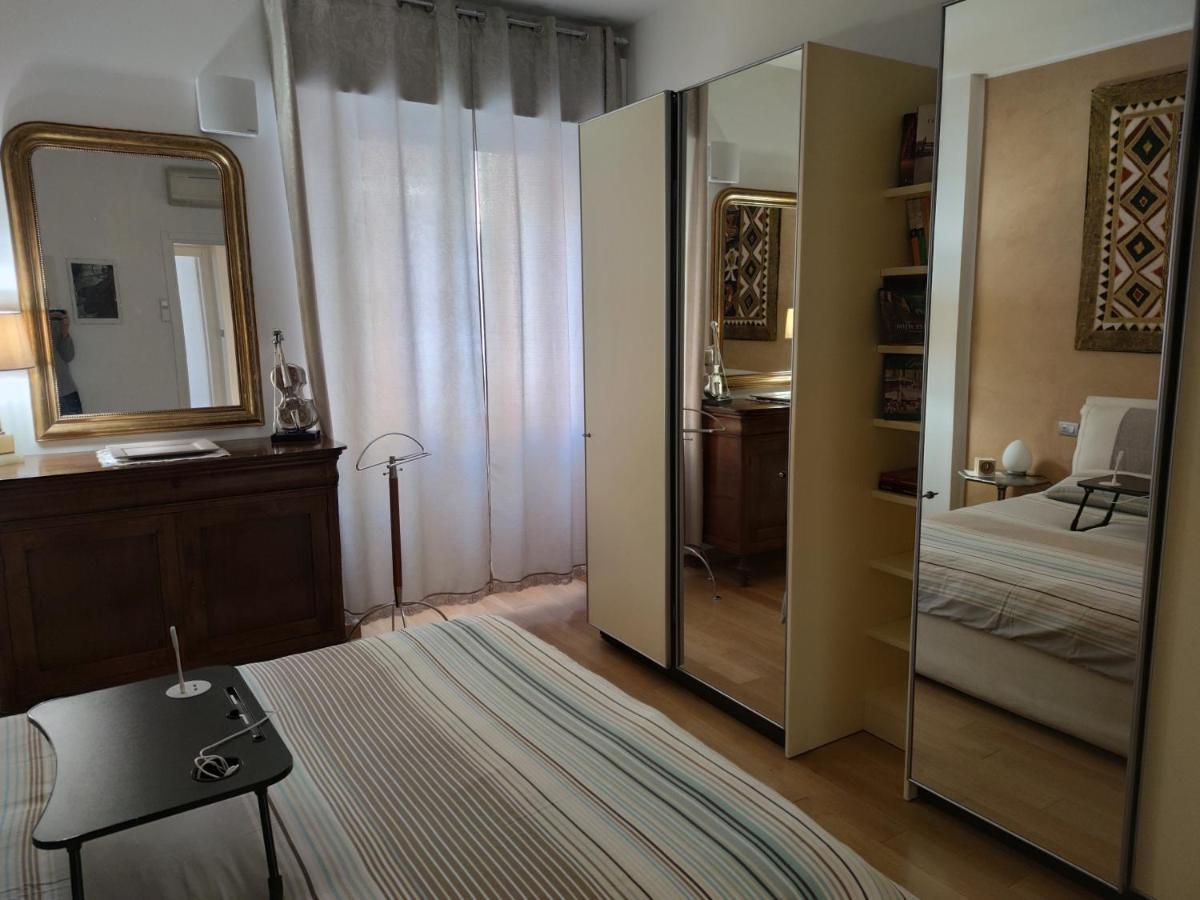 Appartamento Emmerosa, Centro Citta, Parcheggio เวโรนา ภายนอก รูปภาพ