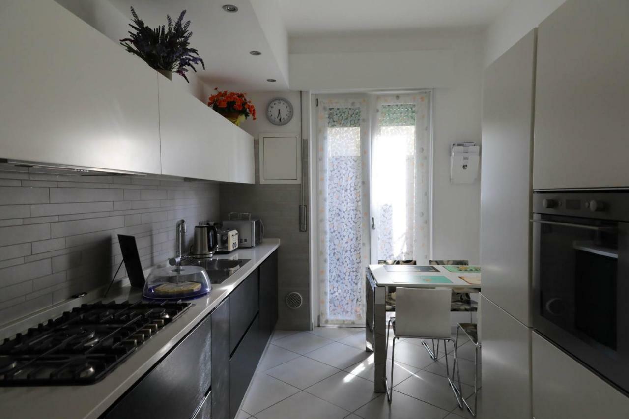 Appartamento Emmerosa, Centro Citta, Parcheggio เวโรนา ภายนอก รูปภาพ